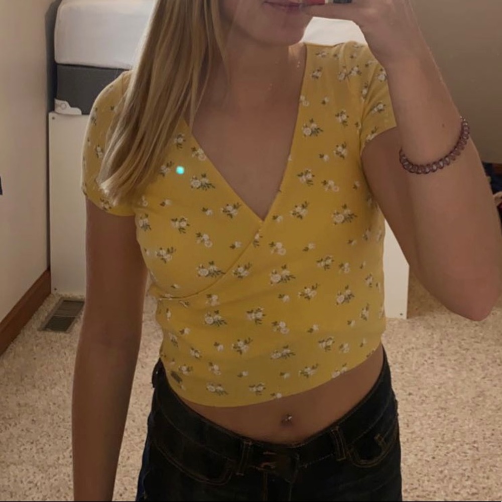 Barely worn, yellow Hollister shirt. Size small!